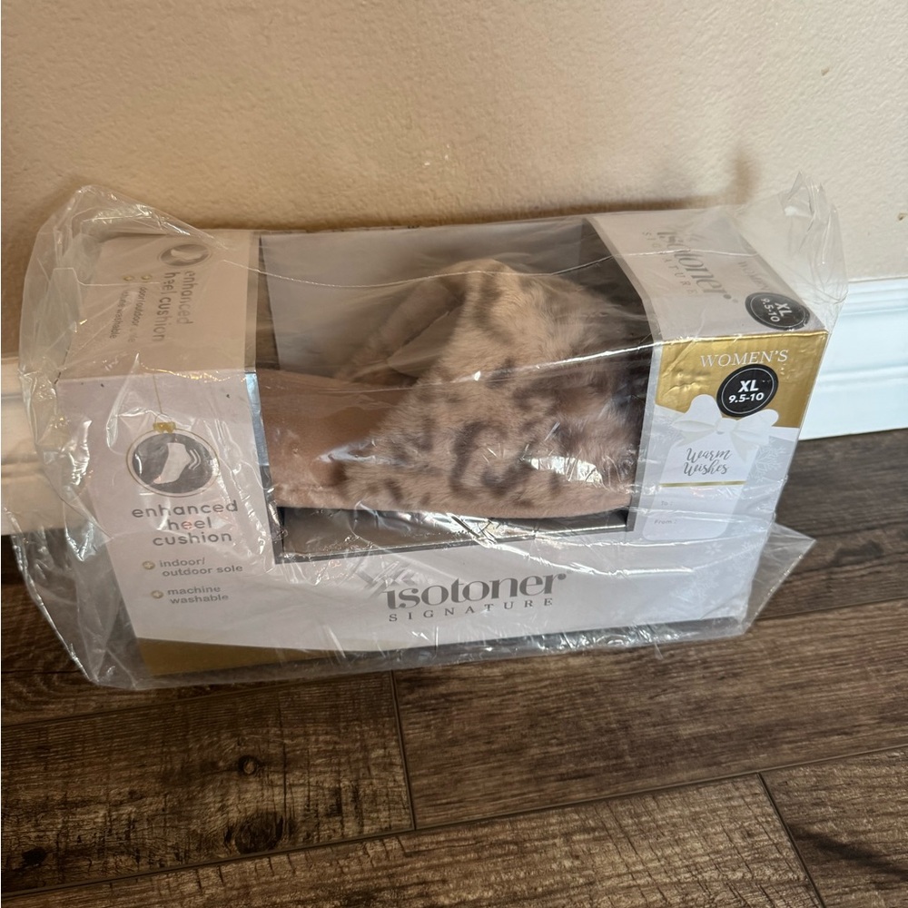 Isotoner slippers 🐆